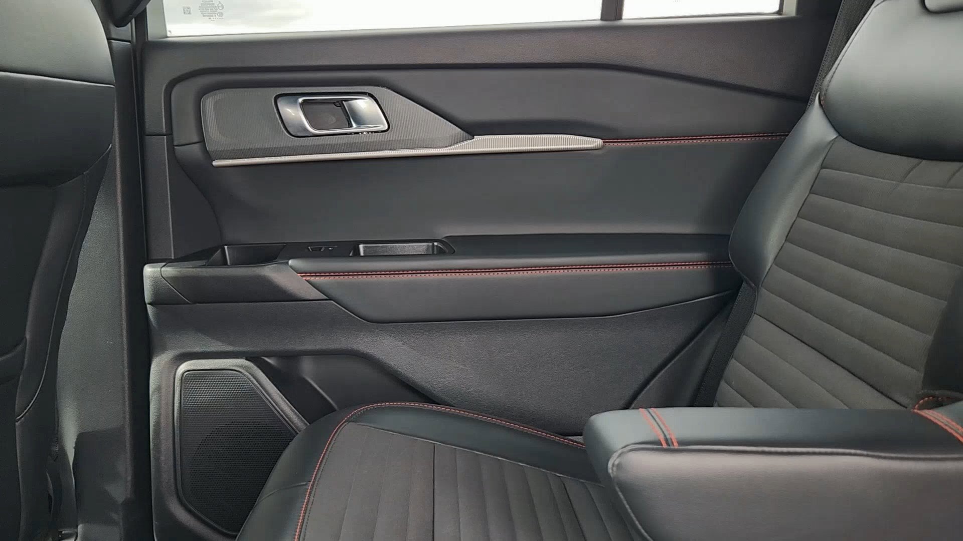 Certified 2025 Ford Explorer ST-Line image 16