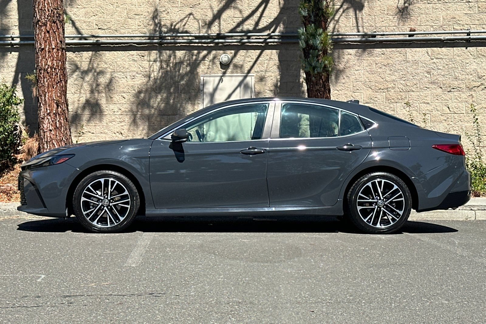 Used 2025 Toyota Camry XLE AWD/4WD image 7