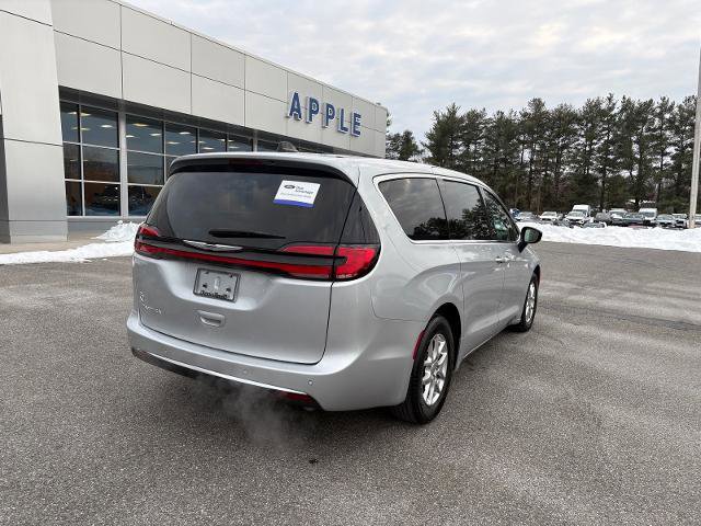 Used 2024 Chrysler Pacifica Touring-L image 5