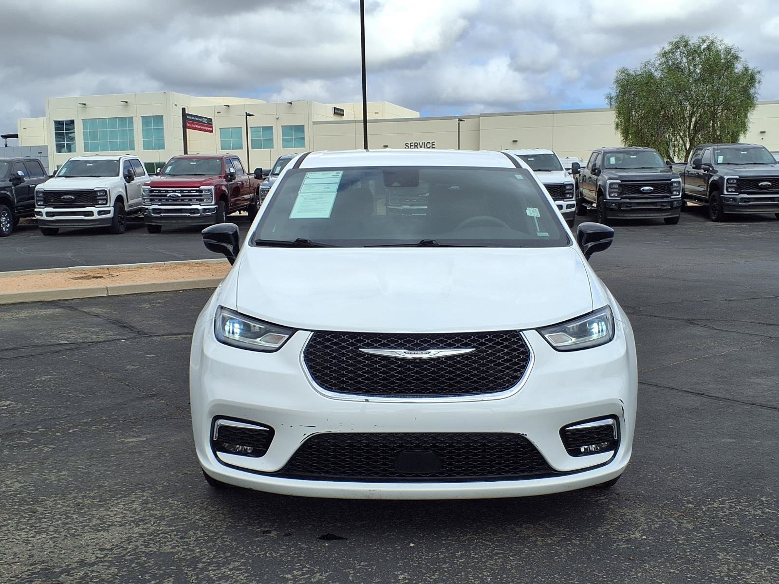 Used 2025 Chrysler Pacifica Select FWD image 2