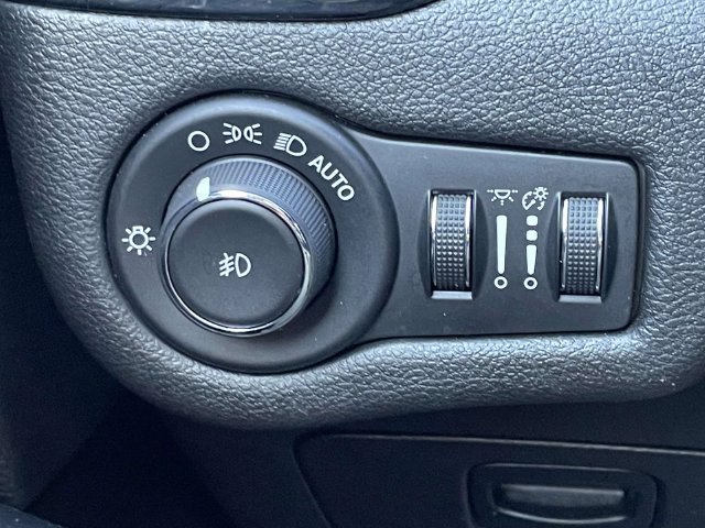 Used 2019 Jeep Cherokee Latitude Plus FWD image 17