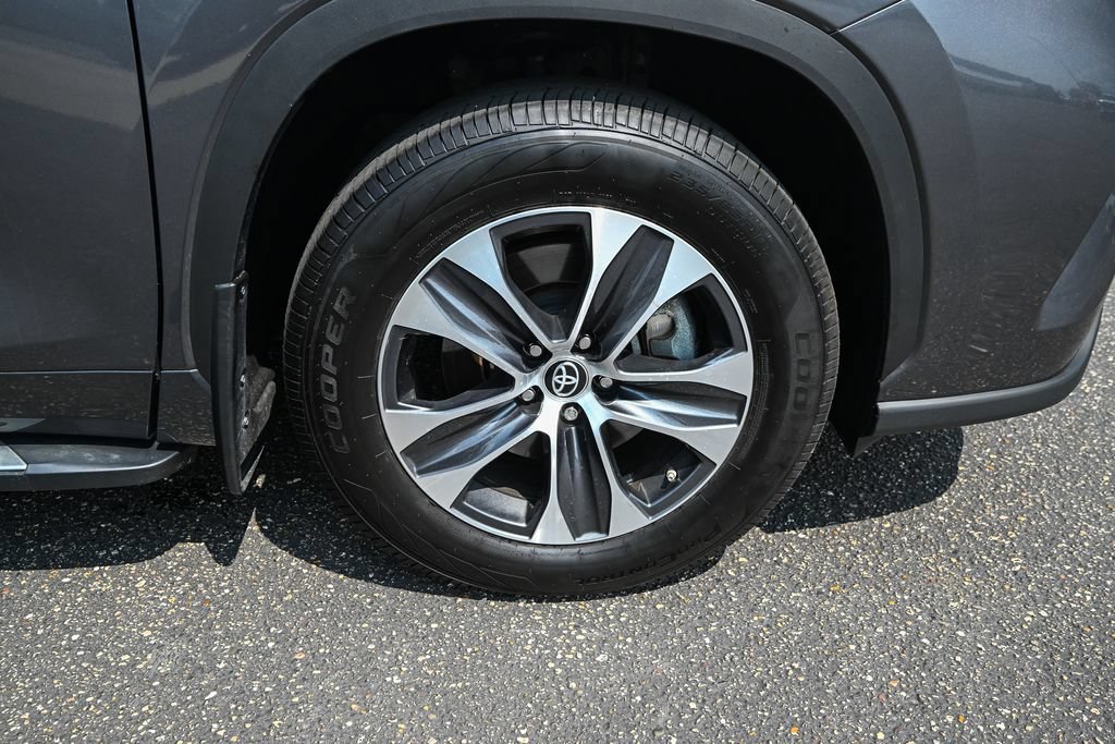 Used 2024 Toyota Highlander XLE AWD/4WD image 13
