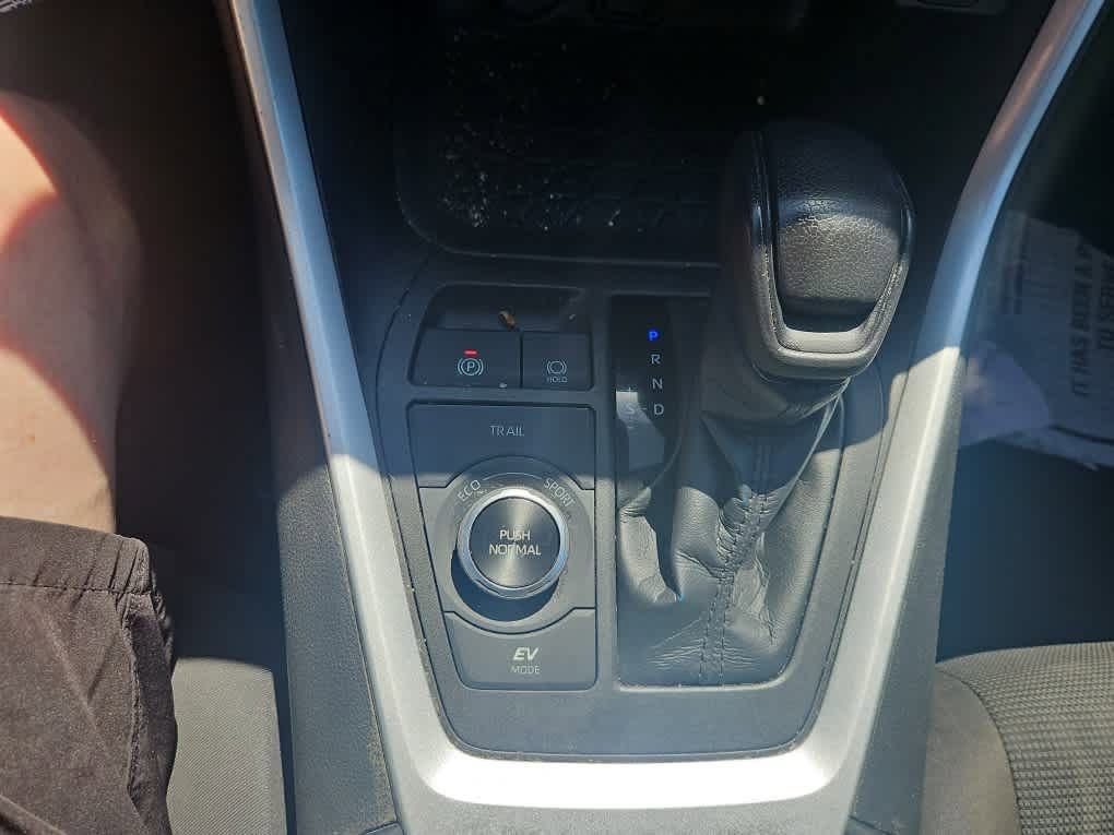 Used 2021 Toyota RAV4 LE AWD/4WD image 18