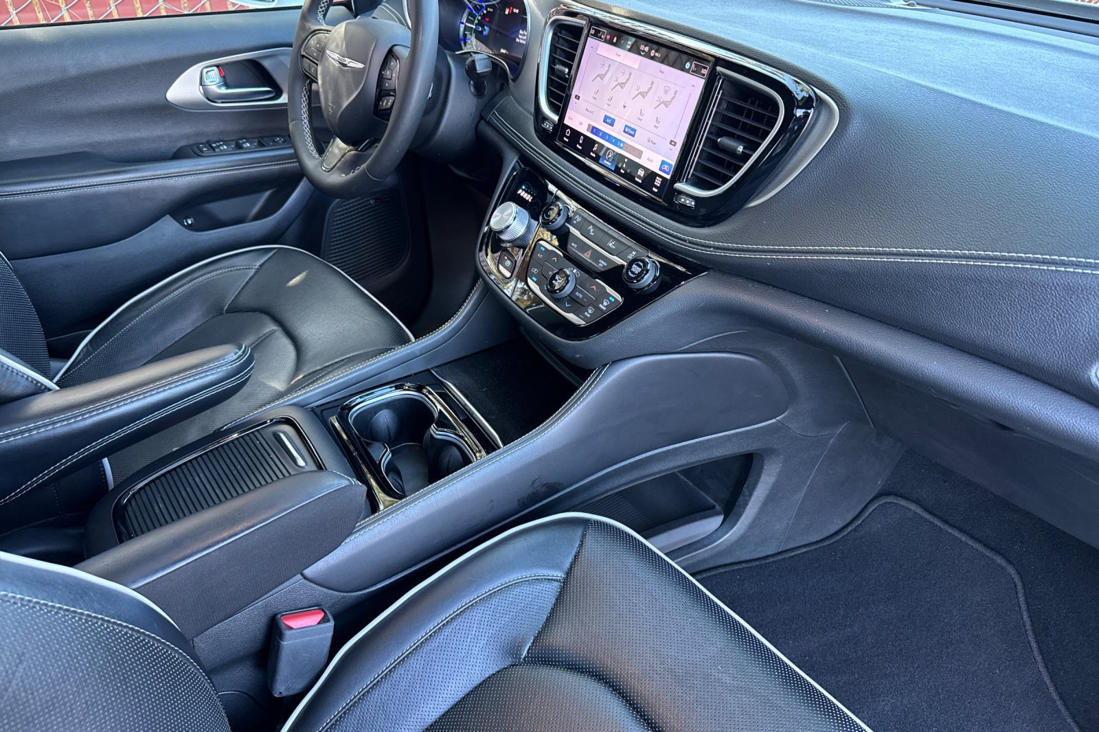 Used 2022 Chrysler Pacifica Limited w/ Uconnect Theater Family Group FWD image 9