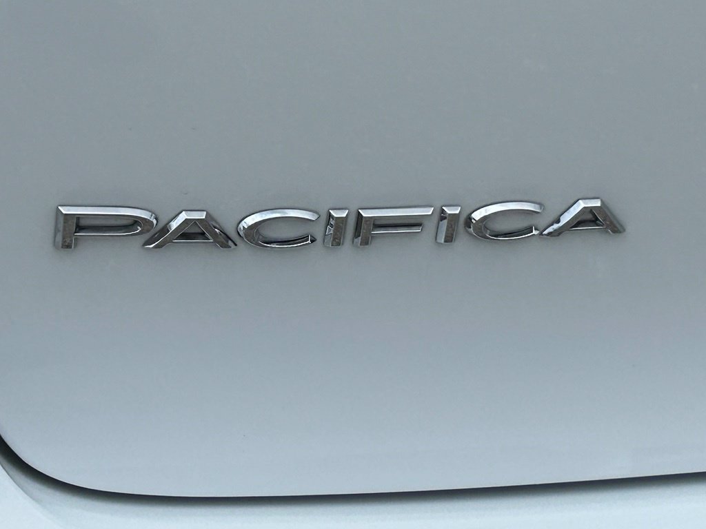 Used 2026 Chrysler Pacifica Limited FWD image 25