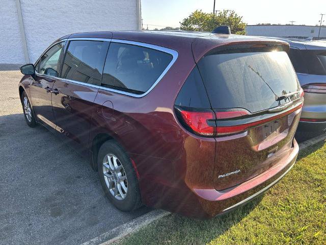 Used 2023 Chrysler Pacifica Touring-L FWD image 5