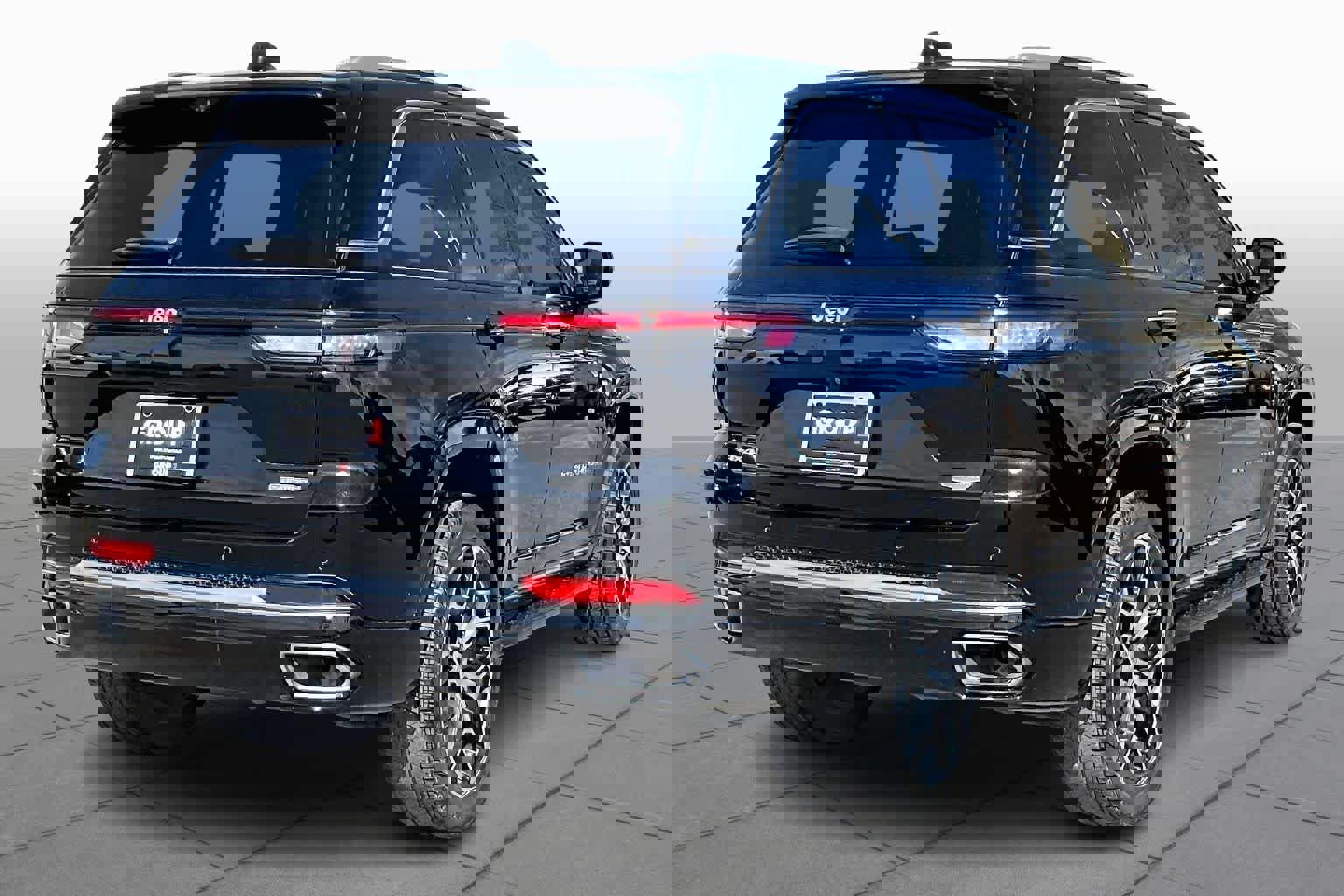 Used 2023 Jeep Grand Cherokee Summit image 4