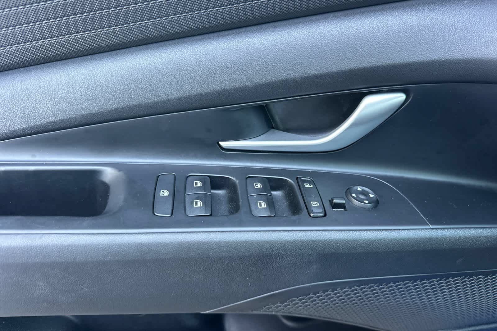 Used 2022 Hyundai Elantra SE FWD image 13