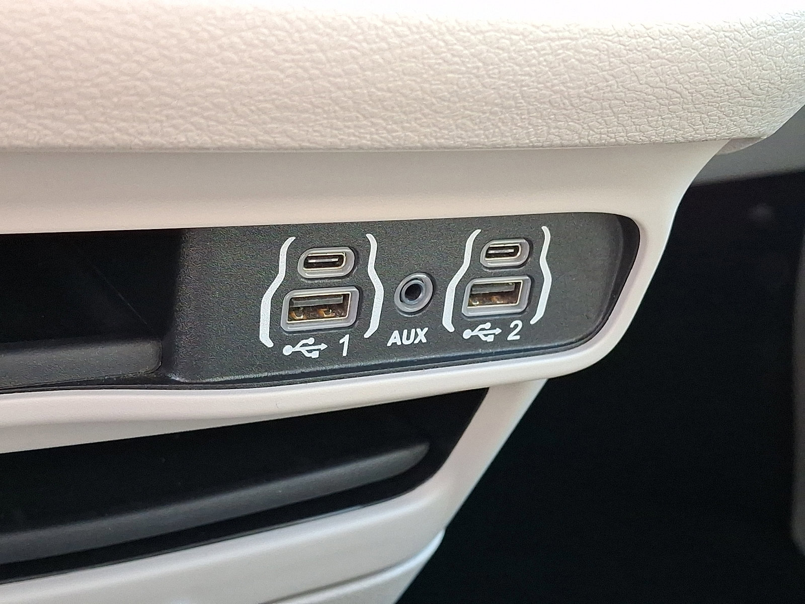 Used 2024 Chrysler Pacifica Touring-L image 29