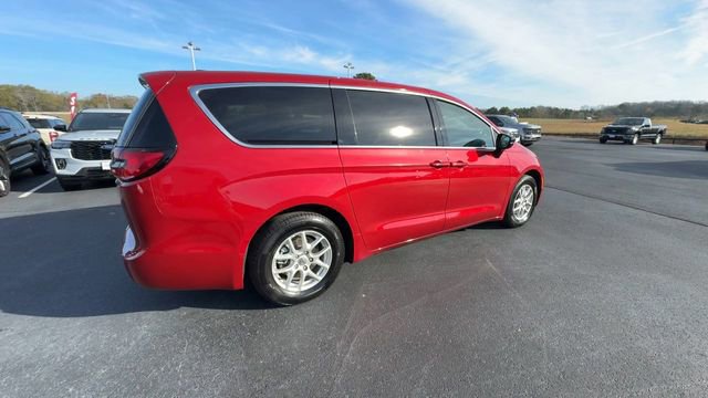 Used 2025 Chrysler Pacifica Select image 8