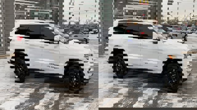 Used 2018 Jeep Grand Cherokee Laredo image 3