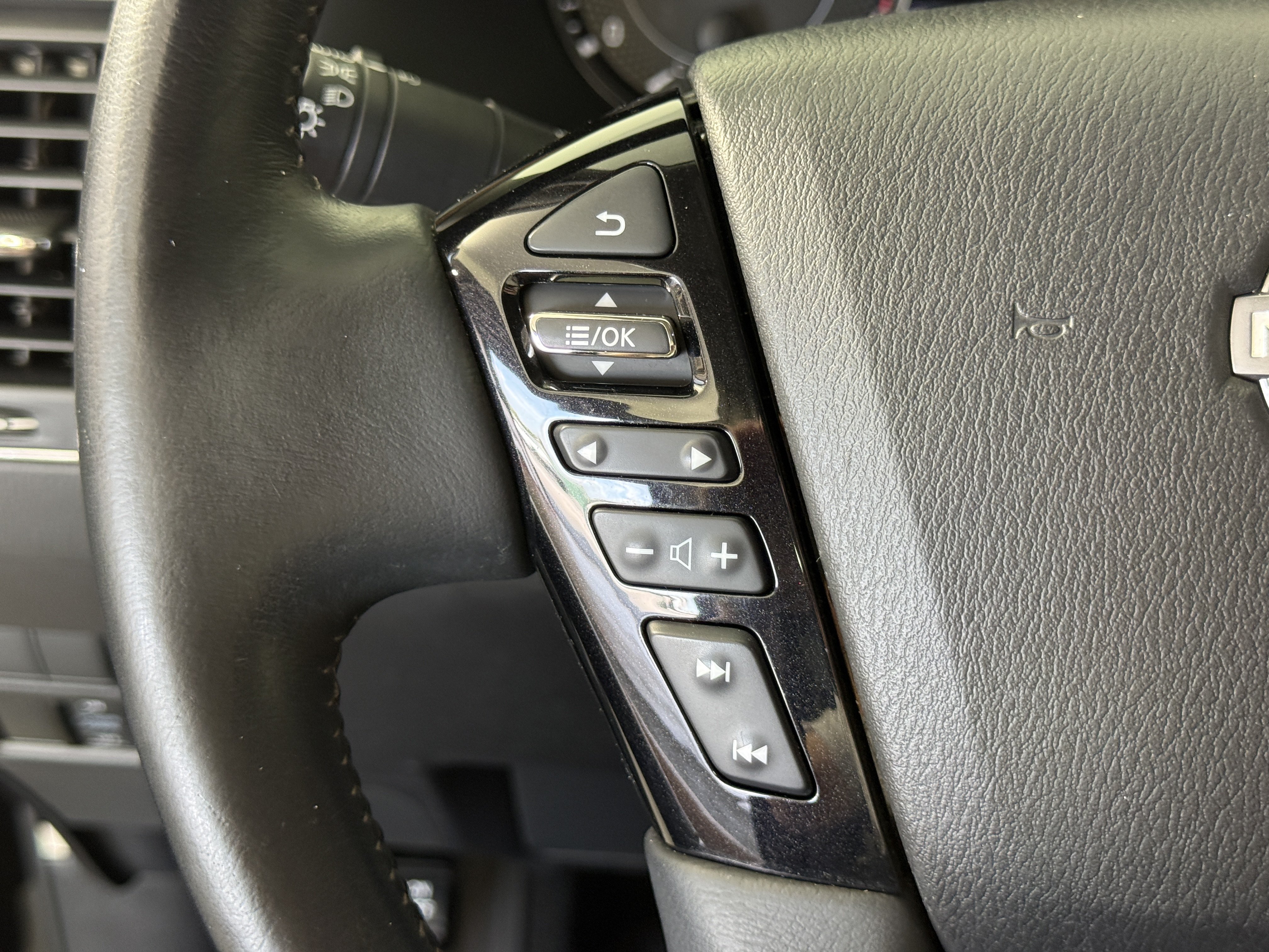 Used 2021 Nissan Armada SL w/ Captain's Chairs Package RWD image 24