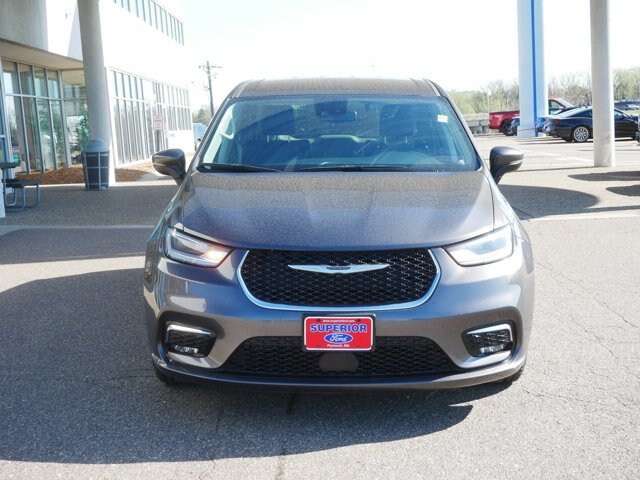 Used 2023 Chrysler Pacifica Touring-L FWD image 2