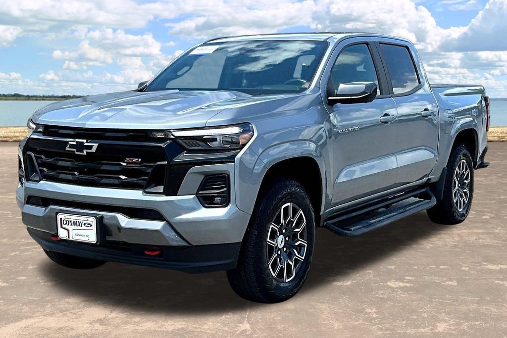 Used 2025 Chevrolet Colorado Z71 w/ Technology Package AWD/4WD image 4