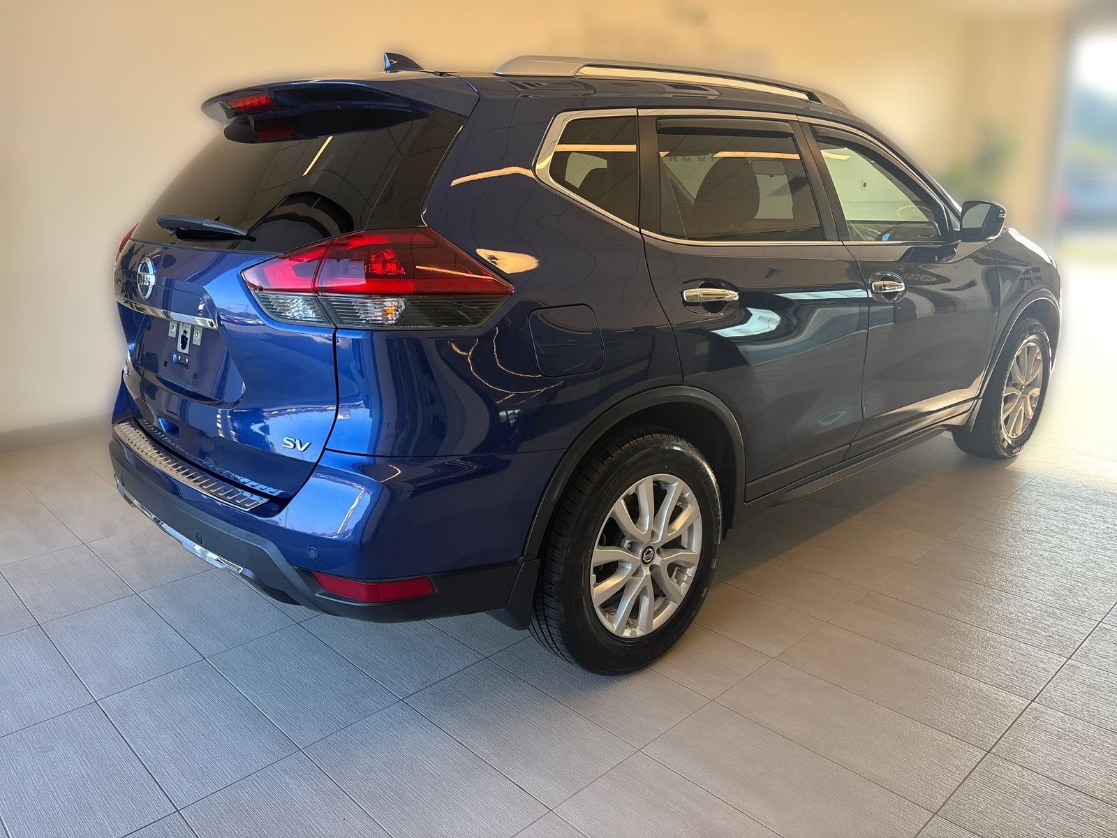 Used 2020 Nissan Rogue SV FWD image 2
