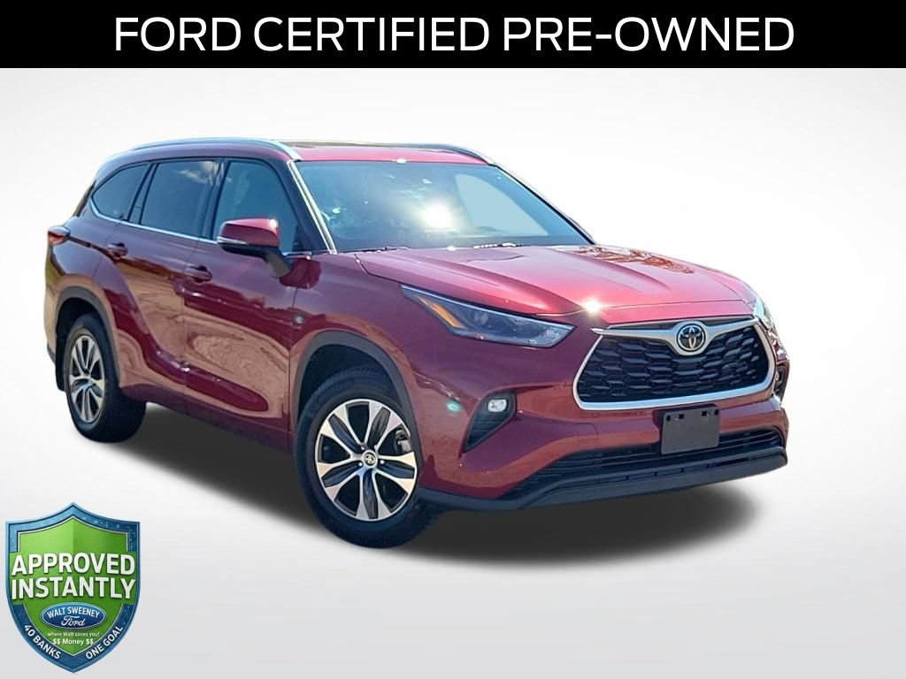 Used 2021 Toyota Highlander XLE AWD/4WD image 1