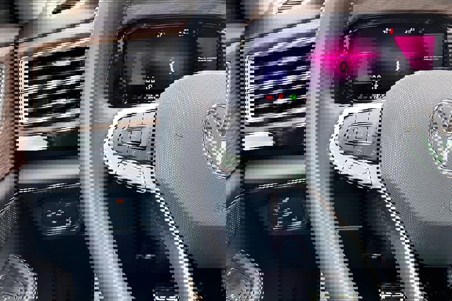 Used 2025 Volkswagen Atlas SEL Premium R-Line image 26