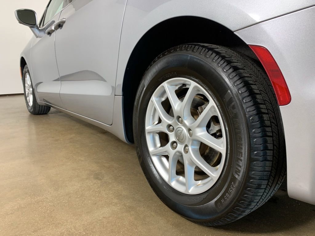 Used 2020 Chrysler Pacifica Touring w/ Advanced Safetytec Group FWD image 16