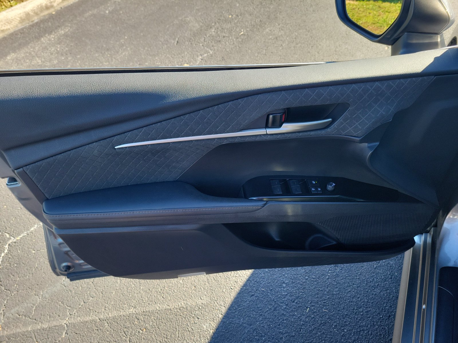 Used 2025 Toyota Camry XLE FWD image 12