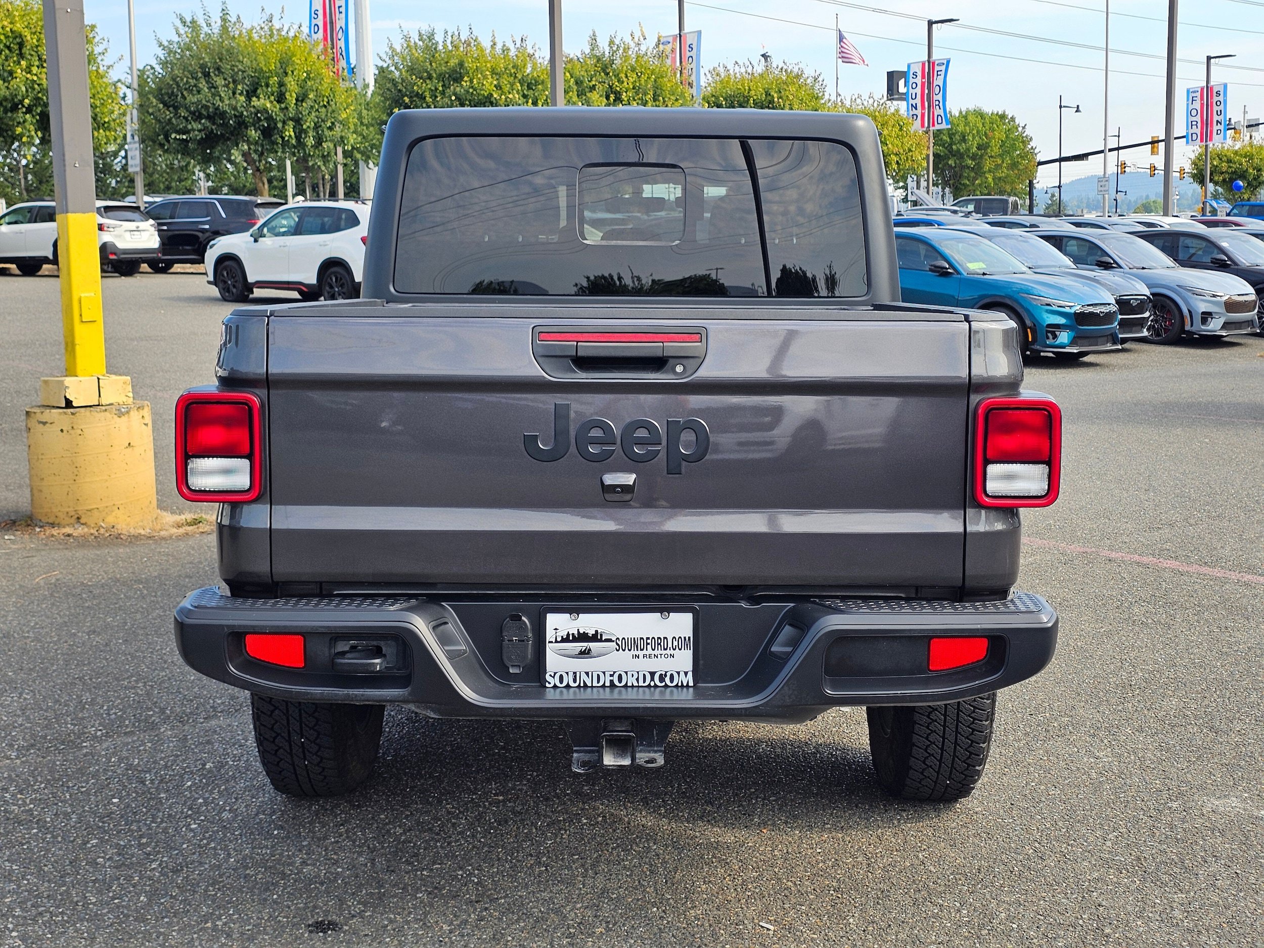 Used 2023 Jeep Gladiator Sport AWD/4WD image 6