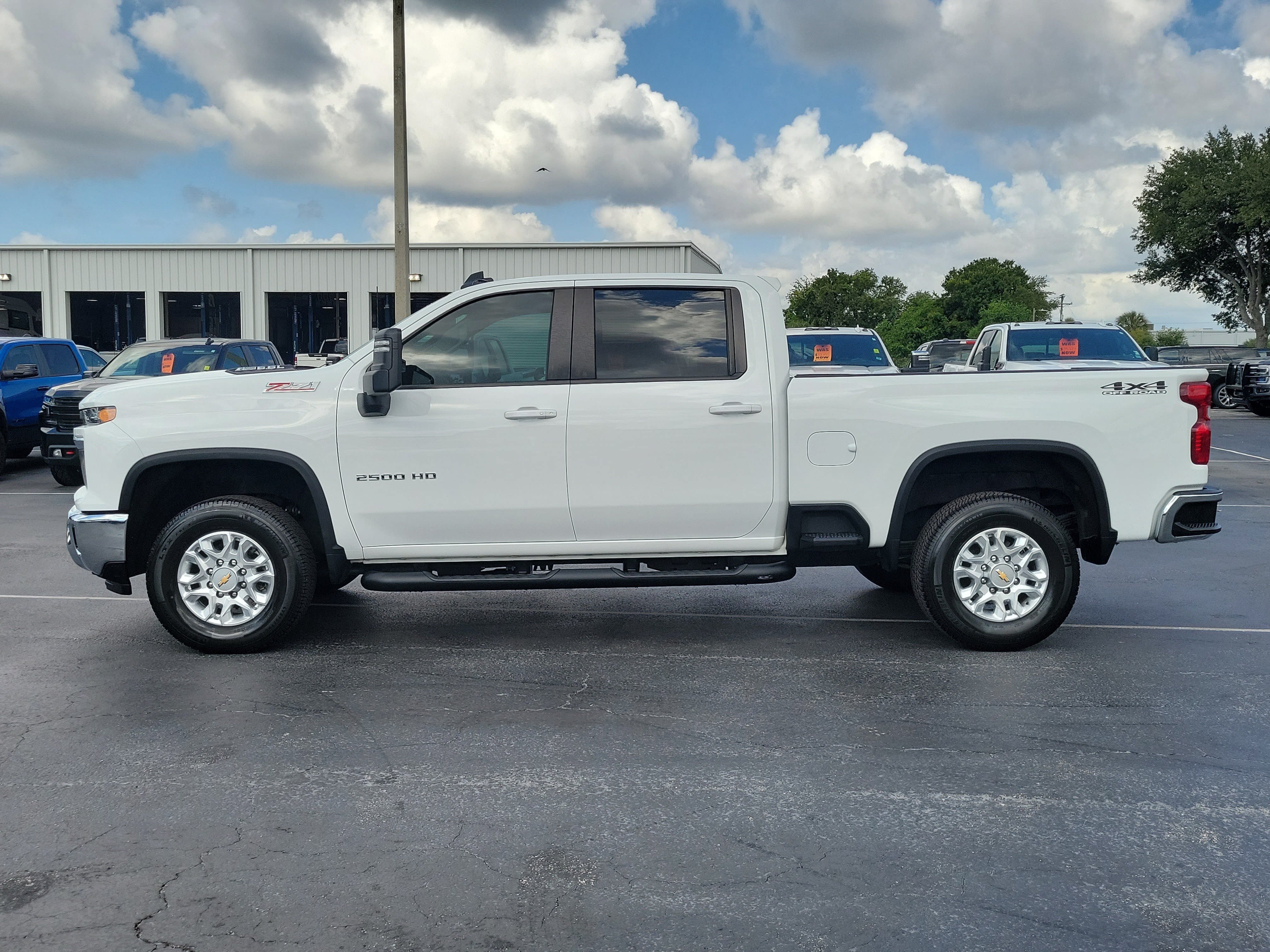 Used 2025 Chevrolet Silverado 2500 LT w/ Leather Package AWD/4WD image 6