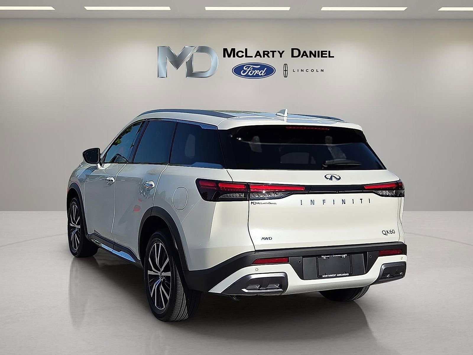 Used 2025 INFINITI QX60 Sensory w/ Vision Package AWD/4WD image 4