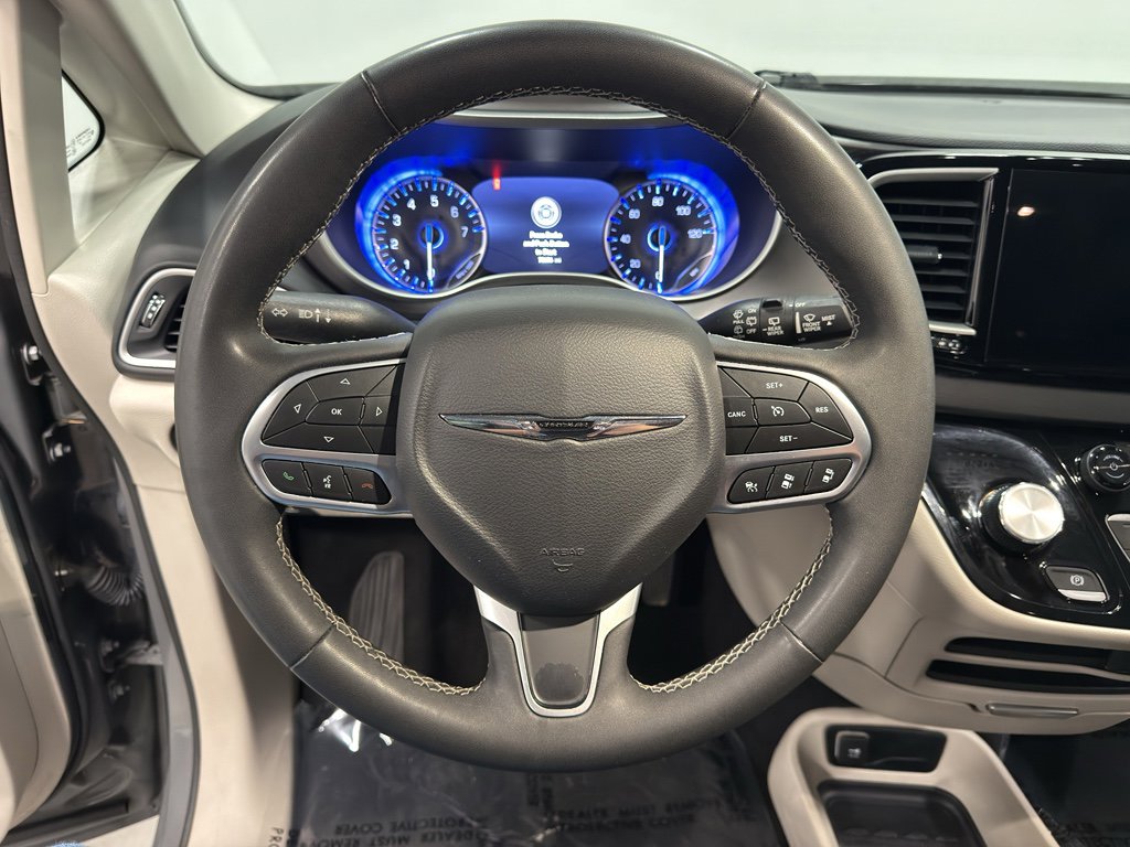 Used 2023 Chrysler Pacifica Touring-L image 17