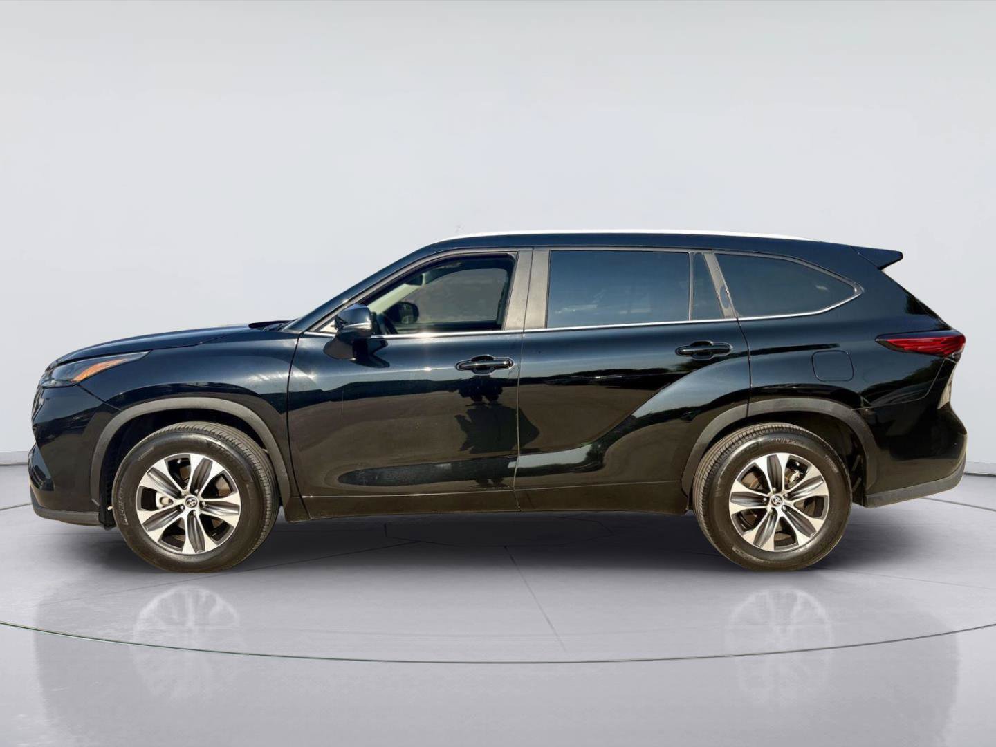 Used 2023 Toyota Highlander XLE FWD image 4
