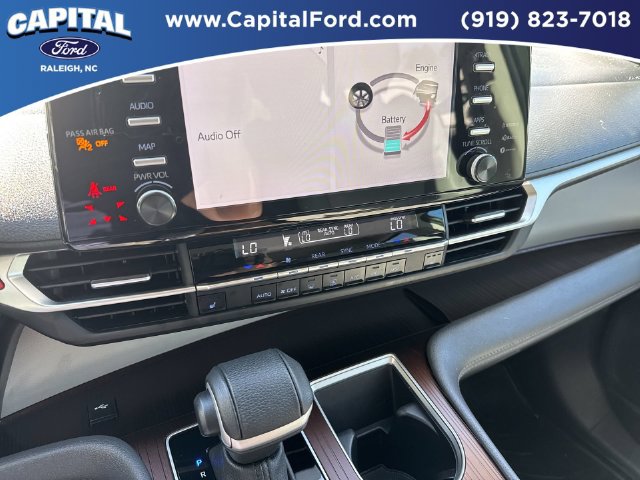 Used 2024 Toyota Sienna XLE FWD image 27