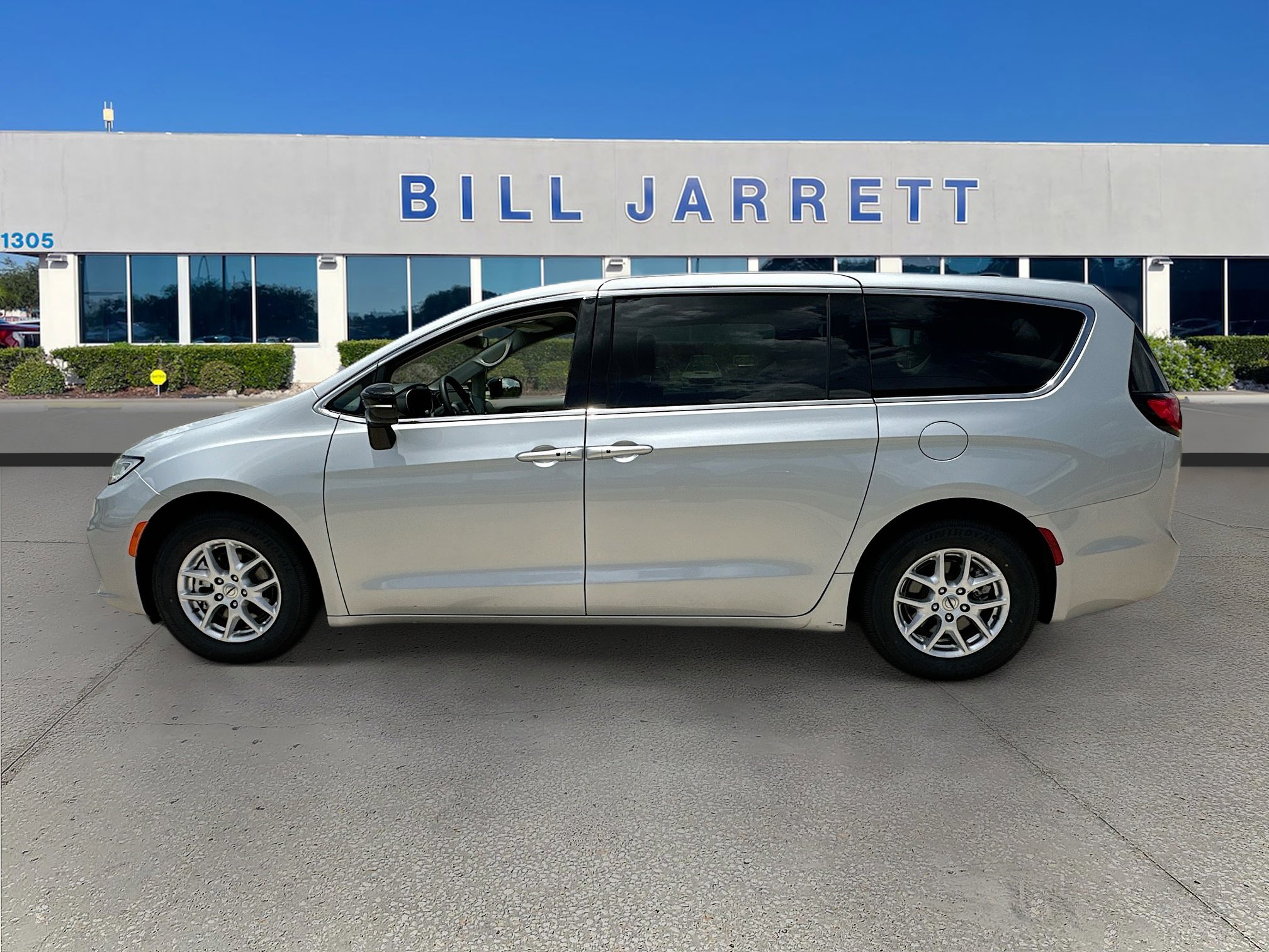 Used 2024 Chrysler Pacifica Touring-L FWD image 4