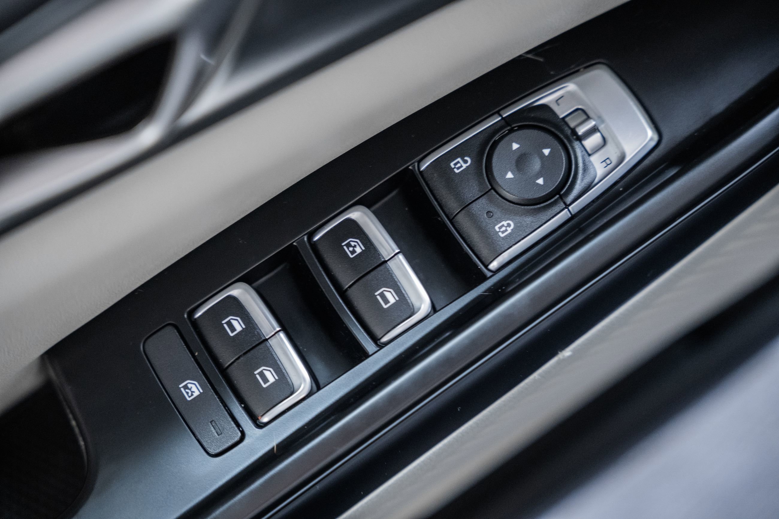 Used 2024 Kia Carnival LX image 38