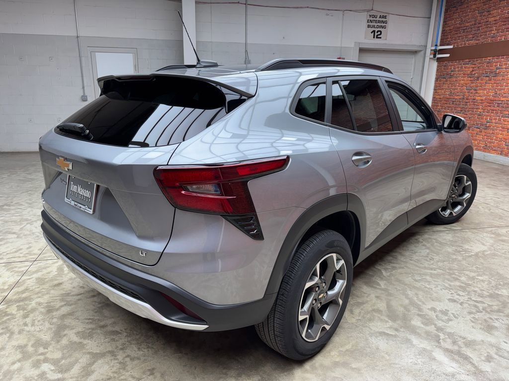 Used 2024 Chevrolet Trax LT w/ LT Convenience Package image 4