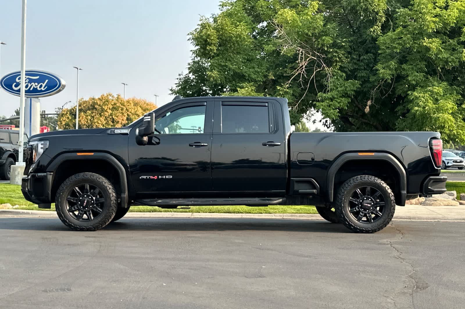 Used 2024 GMC Sierra 2500 AT4 w/ Technology Package AWD/4WD image 5