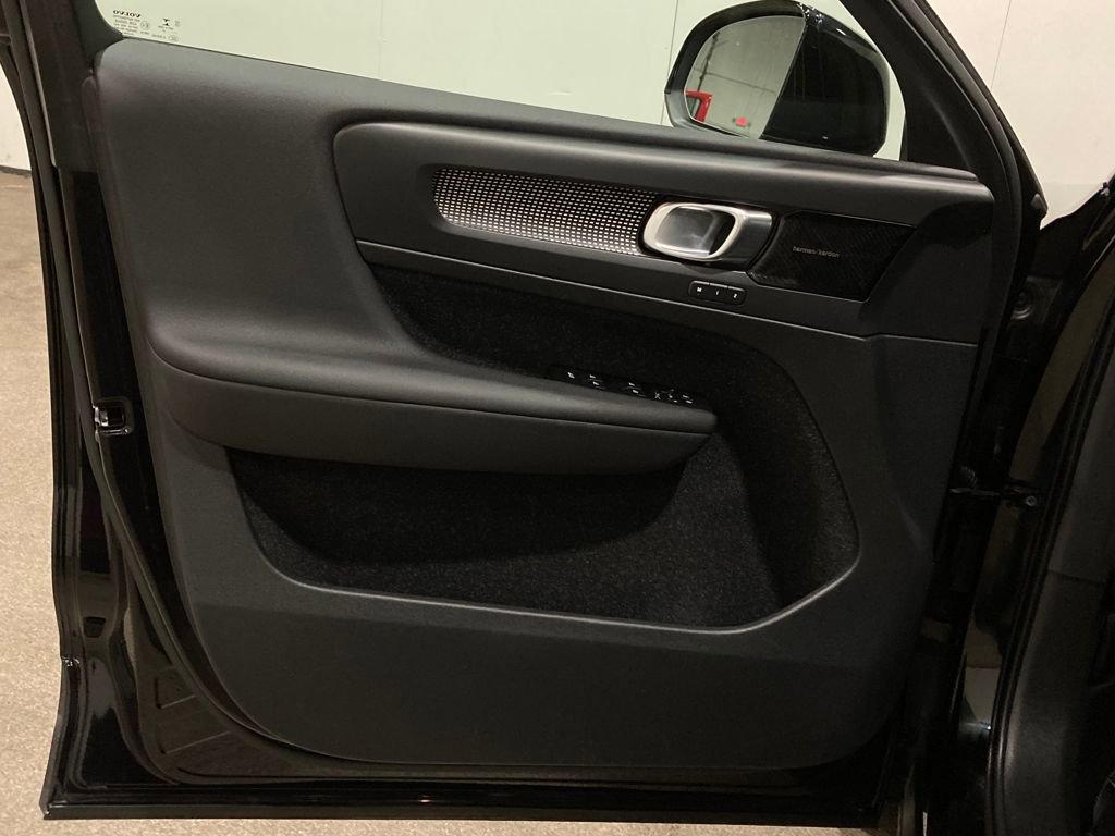 Used 2021 Volvo XC40 T5 R-Design image 23