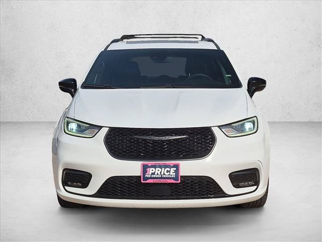 Used 2025 Chrysler Pacifica Limited FWD image 2