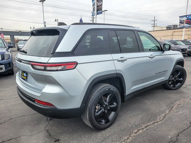 Used 2023 Jeep Grand Cherokee Altitude AWD/4WD image 10
