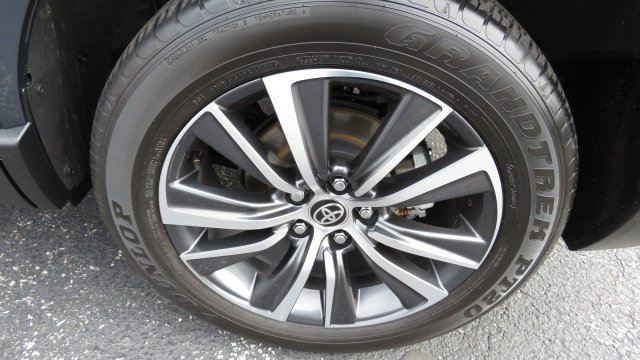 Used 2022 Toyota Venza LE image 27