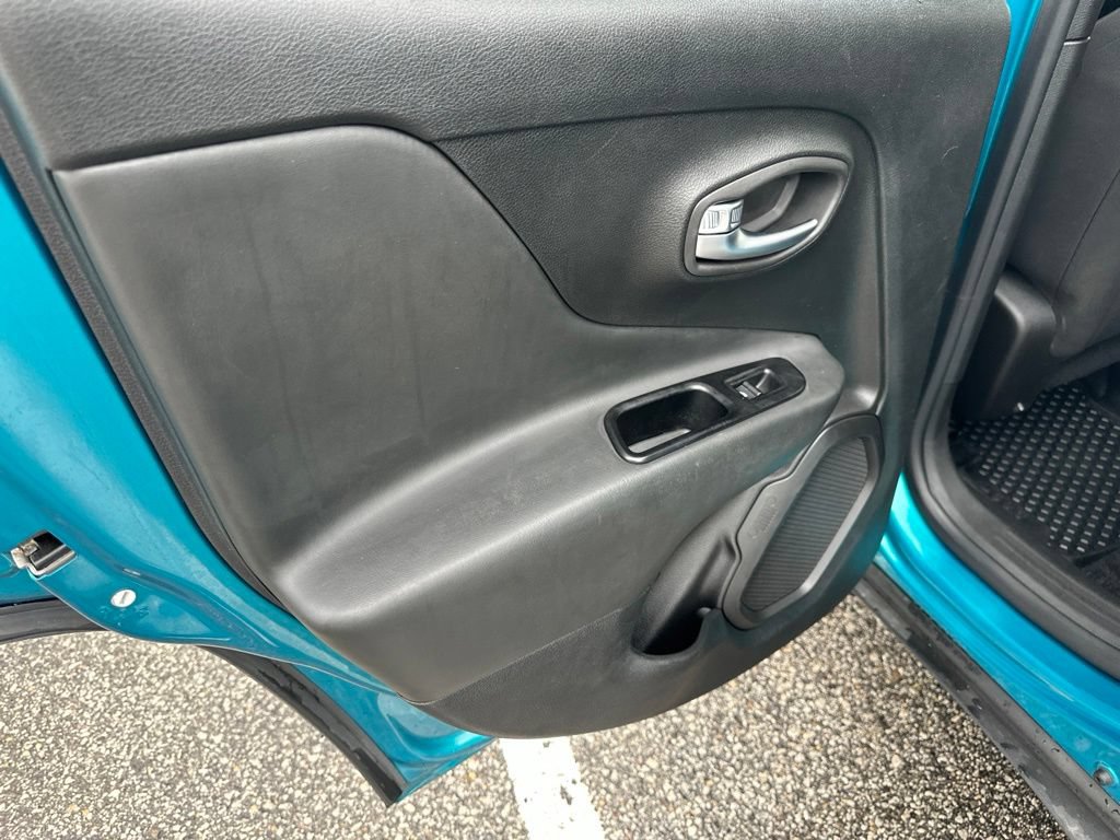 Used 2022 Jeep Renegade Latitude AWD/4WD image 17