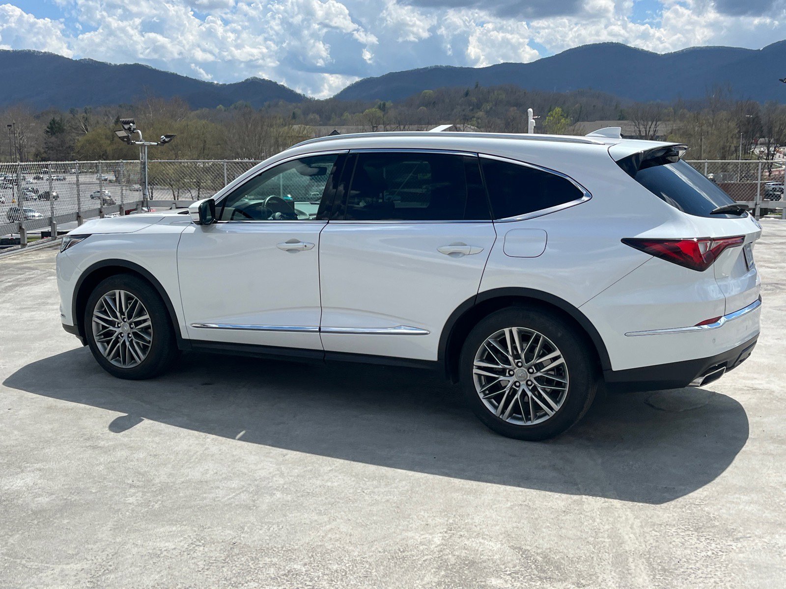 Used 2024 Acura MDX SH-AWD w/ Advance Package image 4