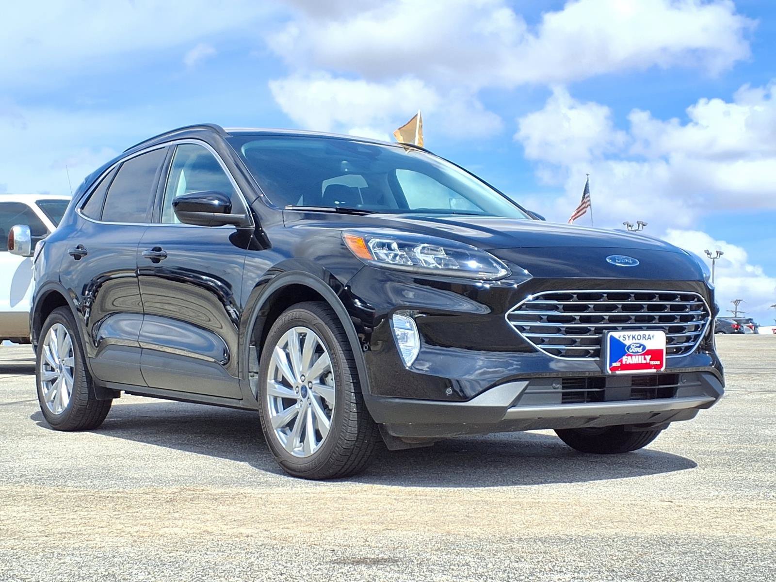 Certified 2022 Ford Escape Titanium w/ Titanium Elite Package AWD/4WD image 3