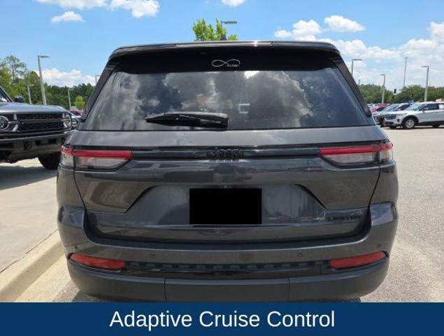 Used 2023 Jeep Grand Cherokee Limited w/ Black Appearance Package RWD image 6