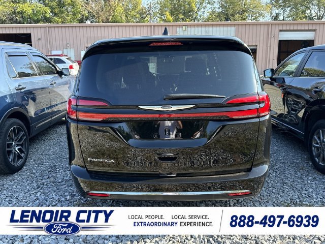 Used 2024 Chrysler Pacifica Touring-L FWD image 3