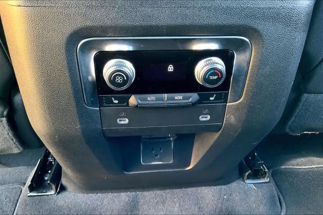 Used 2023 GMC Yukon XL SLT w/ SLT Premium Package image 32