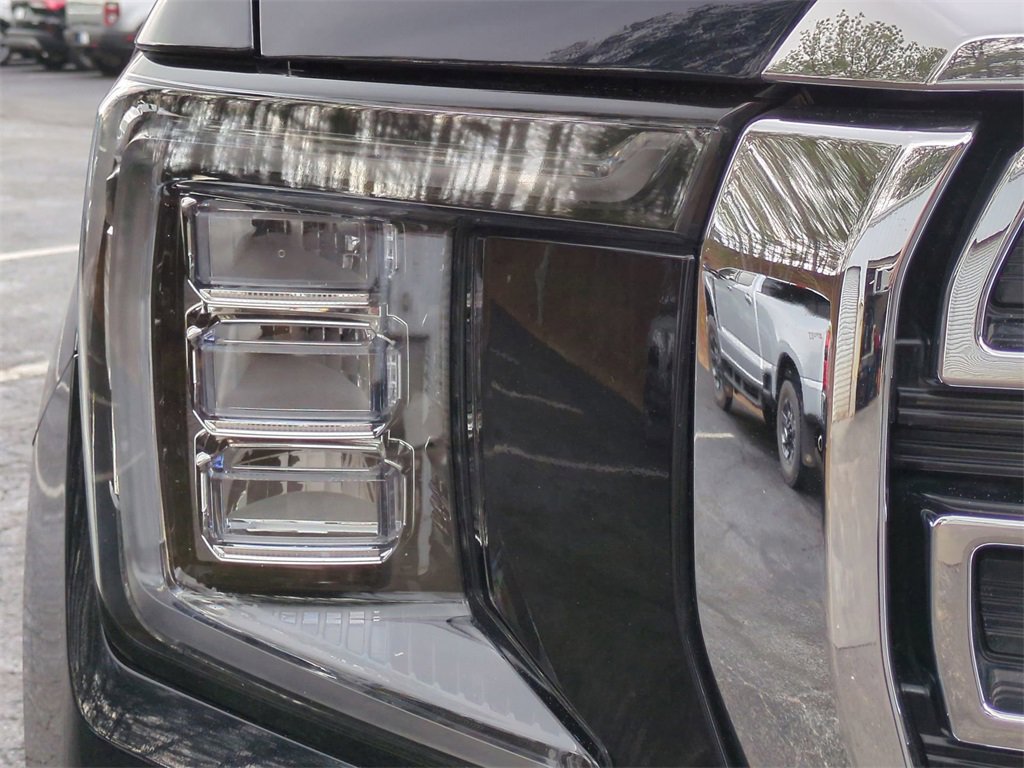 Used 2024 GMC Yukon SLT w/ SLT Luxury Package image 10