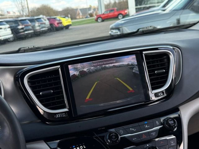 Used 2023 Chrysler Pacifica Touring-L image 15