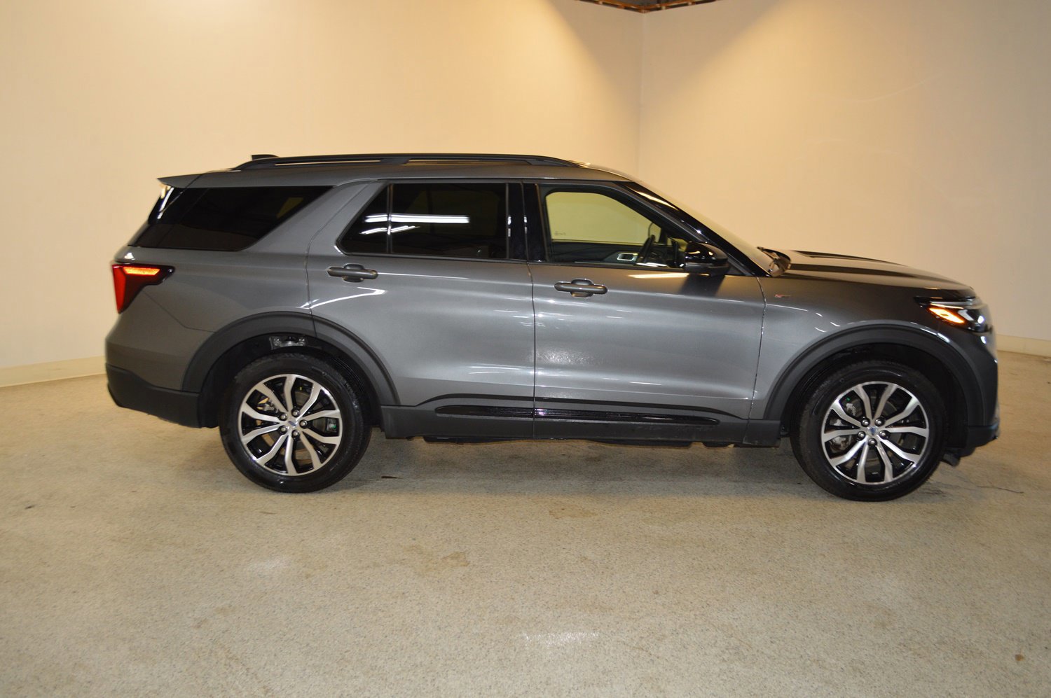 Certified 2025 Ford Explorer ST-Line image 6