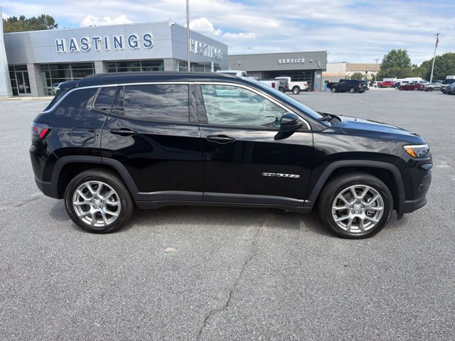 Used 2024 Jeep Compass Latitude w/ Sun and Sound Group AWD/4WD image 7