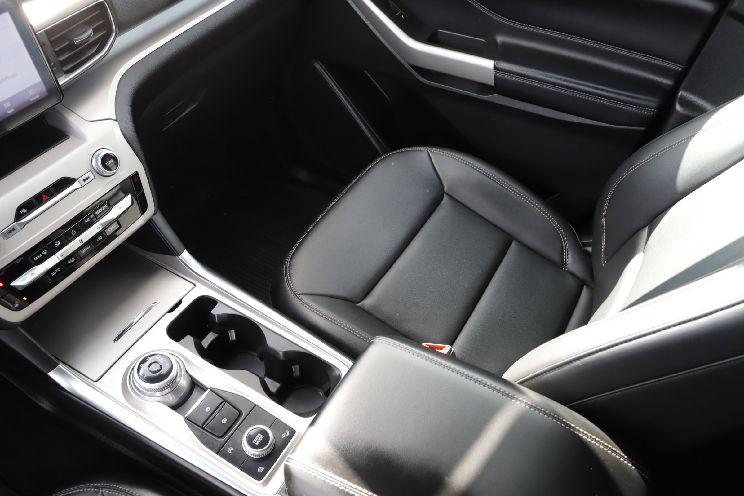 Certified 2023 Ford Explorer XLT w/ Equipment Group 202A image 28