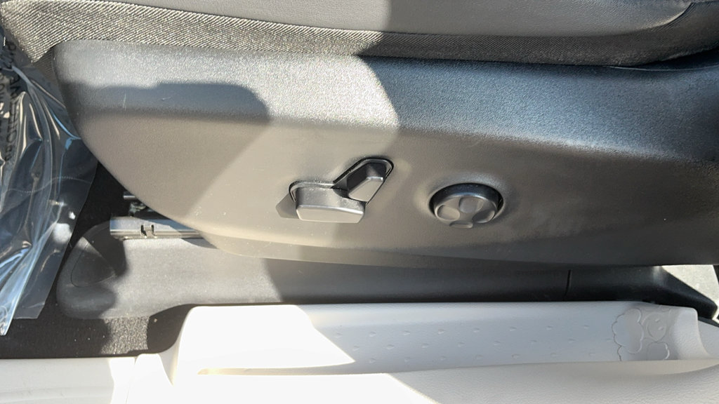 Used 2024 Chrysler Pacifica Touring-L FWD image 16