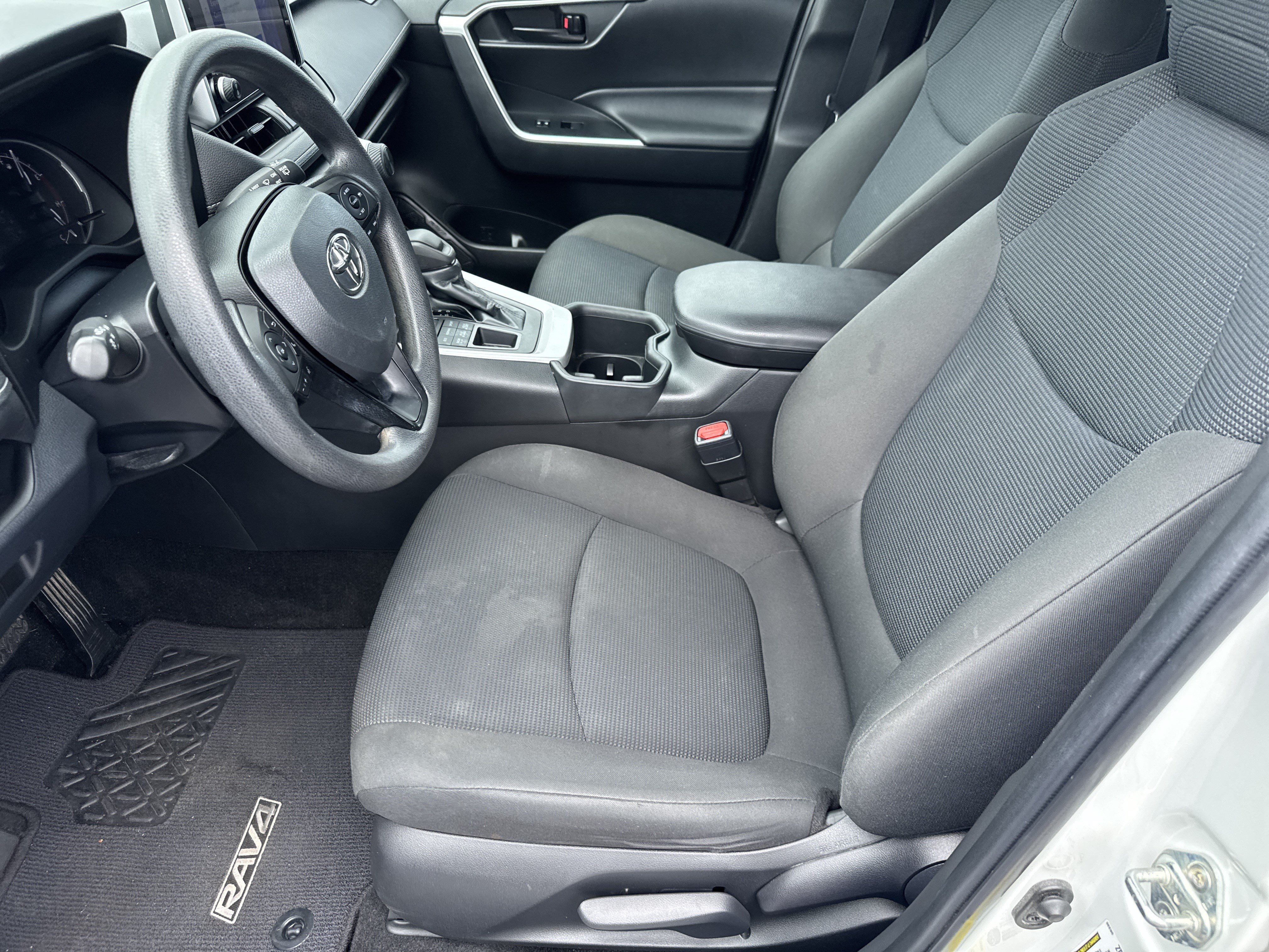 Used 2023 Toyota RAV4 LE AWD/4WD image 10